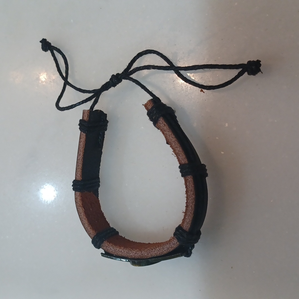 ❤️5/$25 Yin and Yang Leather Bracelet - Picture 4 of 4